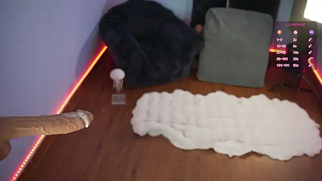 Snapshot of AnnieCouperr chatting on January 5, 2026, 7:06 pm AnnieCouperr online show from January 5, 2026, 7:06 pm