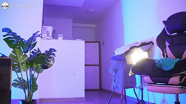 Snapshot of AnnieCouperr chatting on February 27, 2026, 8:20 pm AnnieCouperr online show from February 27, 2026, 8:20 pm