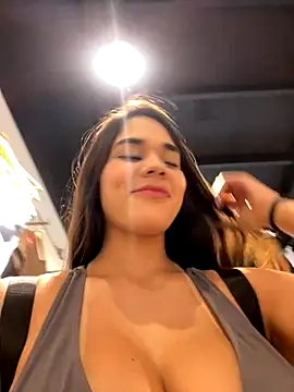 BellaLeclair online show from December 4, 2025, 6:49 pm