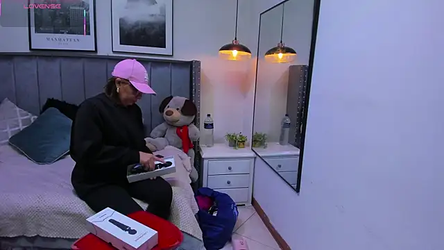 Snapshot of Clhoe_Johnson chatting on November 8, 2025, 12:16 pm Clhoe Johnson online show from November 8, 2025, 12:16 pm