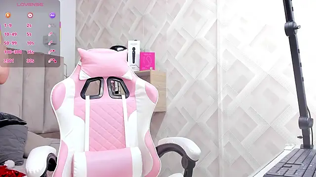 Snapshot of Clhoe_Johnson chatting on December 2, 2025, 12:21 pm Clhoe Johnson online show from December 2, 2025, 12:21 pm