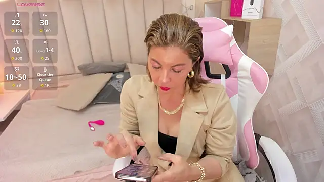 Snapshot of Clhoe_Johnson chatting on December 20, 2025, 12:34 pm Clhoe Johnson online show from December 20, 2025, 12:34 pm