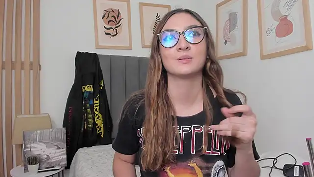 Alice Dickinssonn online show from December 14, 2025, 9:19 pm