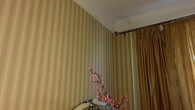 Snapshot of Juuulia_ chatting on May 18, 2026, 3:18 pm Juuulia online show from May 18, 2026, 3:18 pm