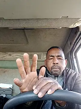 Snapshot of Bob_black chatting on February 14, 2026, 8:33 am Bob black online show from February 14, 2026, 8:33 am