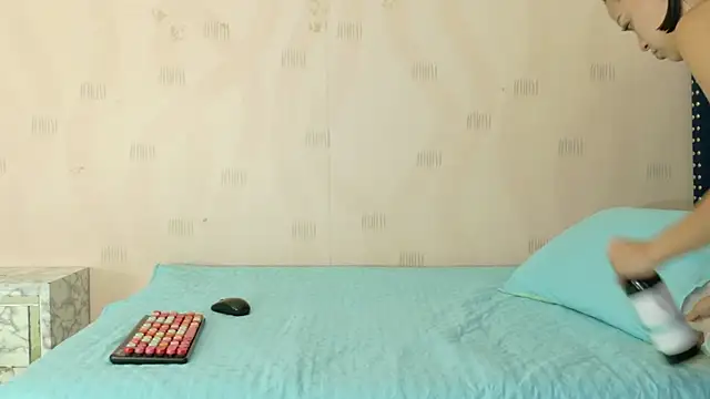 cutepetitee online show from October 28, 2025, 6:54 pm