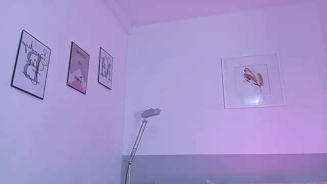 cutepetitee online show from May 20, 2026, 7:42 pm