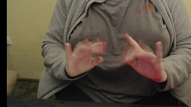 Snapshot of LunoviaXL chatting on November 12, 2025, 7:13 pm LunoviaXL online show from November 12, 2025, 7:13 pm