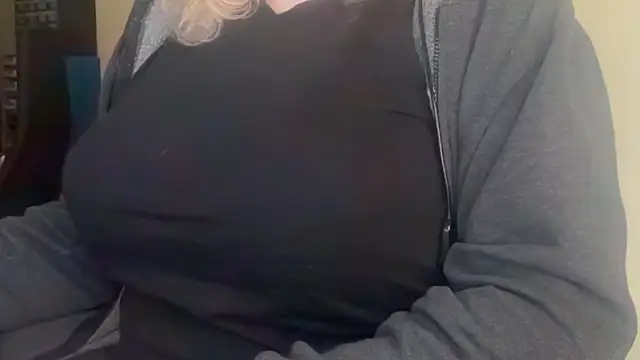 Snapshot of LunoviaXL chatting on November 24, 2025, 10:37 am LunoviaXL online show from November 24, 2025, 10:37 am