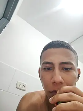 Snapshot of Davig4 chatting on November 17, 2025, 5:24 am Davig4 online show from November 17, 2025, 5:24 am