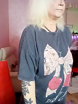 Snapshot of SquirtMilf00 chatting on February 1, 2026, 2:32 am SquirtMilf00 online show from February 1, 2026, 2:32 am