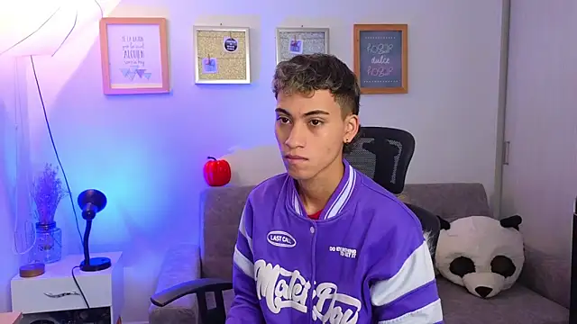 yulian vasquez online show from November 3, 2025, 12:50 pm