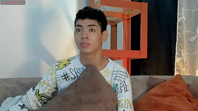 Snapshot of LoganTwink18 chatting on February 7, 2026, 1:59 pm LoganTwink18 online show from February 7, 2026, 1:59 pm