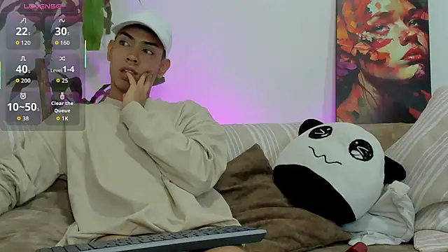 Snapshot of LoganTwink18 chatting on February 17, 2026, 2:13 pm LoganTwink18 online show from February 17, 2026, 2:13 pm