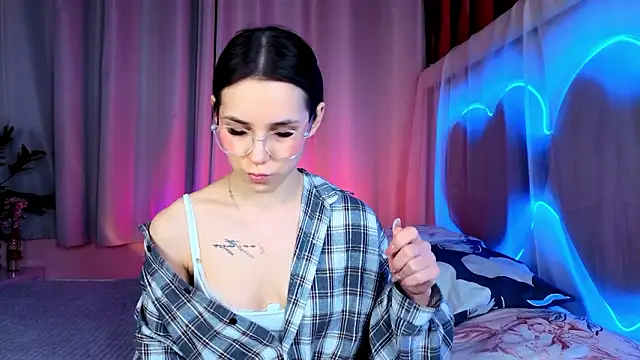 -CindyLou online show from February 4, 2026, 5:24 am