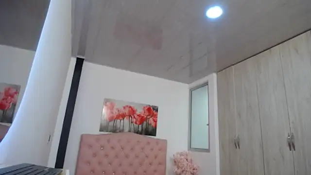 pinky f00x online show from November 29, 2025, 7:28 pm