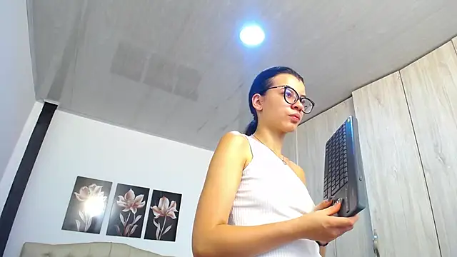 pinky f00x online show from March 3, 2026, 7:20 pm