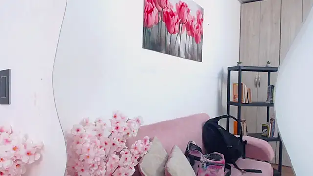 pinky f00x online show from April 8, 2026, 7:25 pm