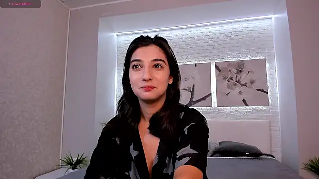 Elfy Rare  online show from October 4, 2025, 2:48 pm
