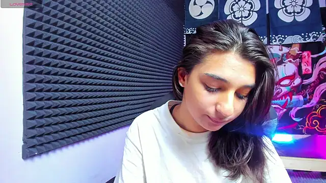 Elfy Rare  online show from October 14, 2025, 3:02 pm