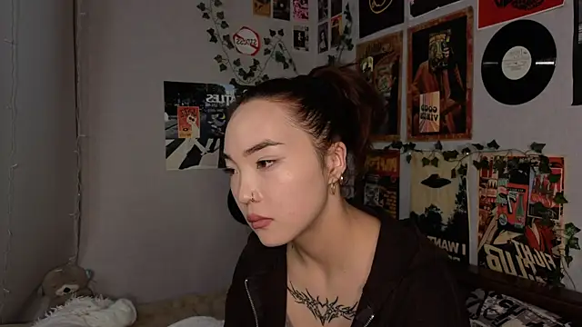 OdetteBiddy online show from November 29, 2025, 8:23 pm