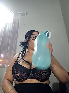 MadamPinky online show from November 17, 2025, 7:41 pm