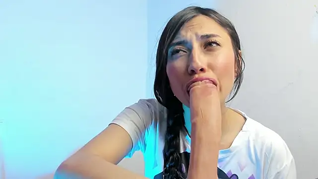 Alanaloiiss  online show from September 14, 2025, 5:50 am