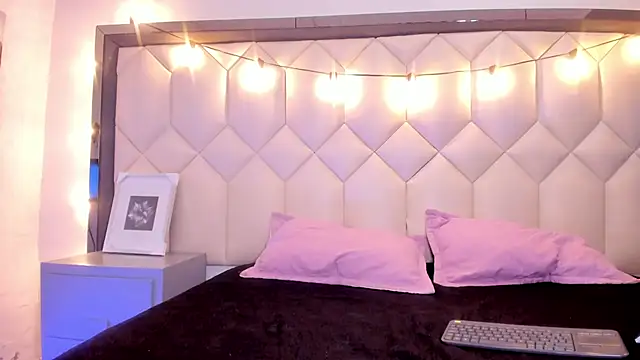 Snapshot of Scarletbigbug chatting on February 11, 2026, 11:37 am Scarletbigbug online show from February 11, 2026, 11:37 am