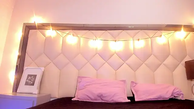 Snapshot of Scarletbigbug chatting on February 12, 2026, 12:00 pm Scarletbigbug online show from February 12, 2026, 12:00 pm