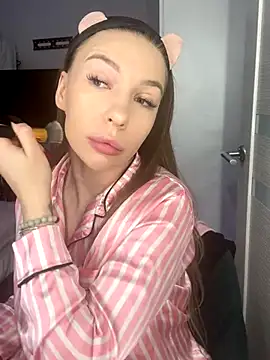 AlysonHuxley  online show from September 19, 2025, 9:15 pm