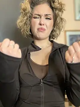 KellyKeler online show from December 5, 2025, 2:14 pm