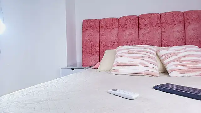 emmacurvy online show from November 29, 2025, 3:09 am