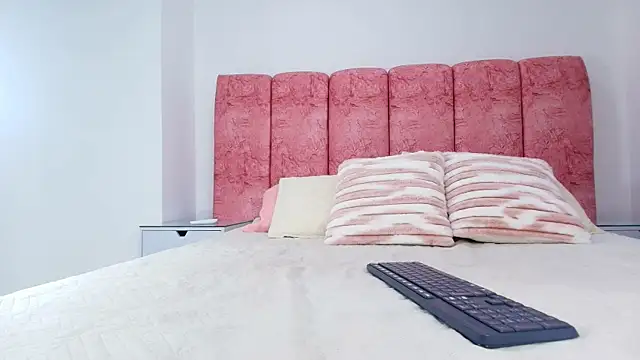 emmacurvy online show from December 3, 2025, 3:03 am