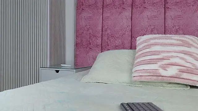 emmacurvy online show from February 23, 2026, 3:04 am