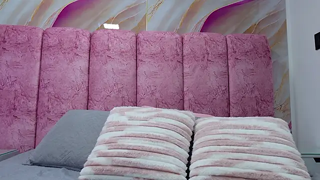 emmacurvy online show from March 19, 2026, 3:10 am