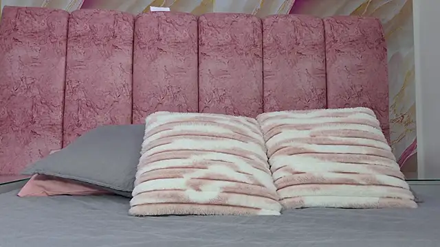 emmacurvy online show from April 7, 2026, 3:07 am