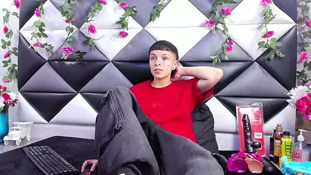 Megan Thompson  online show from September 26, 2025, 2:15 am