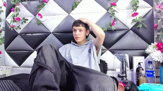 Megan Thompson  online show from October 17, 2025, 2:04 am