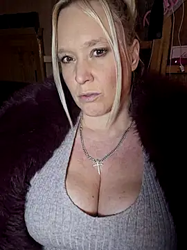 Snapshot of Bouncy-Bella28X chatting on December 17, 2025, 12:33 pm Bouncy-Bella28X online show from December 17, 2025, 12:33 pm