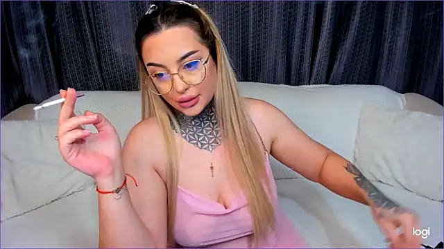 Snapshot of Bom_Bon1 chatting on November 18, 2025, 6:01 pm Bom Bon1 online show from November 18, 2025, 6:01 pm