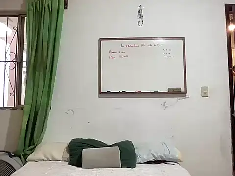 Snapshot of juicysmalls chatting on December 1, 2025, 5:29 pm juicysmalls online show from December 1, 2025, 5:29 pm