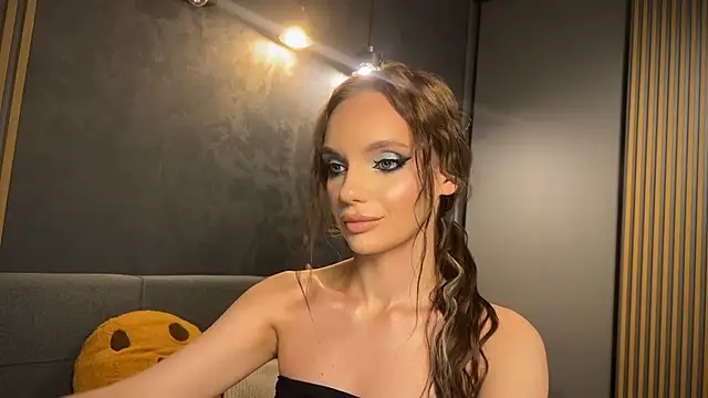 litlle angelll online show from October 9, 2025, 4:38 pm