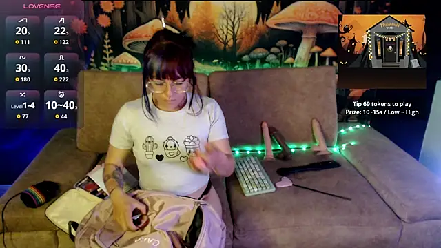 LunaBunny8 online show from October 7, 2025, 8:11 am