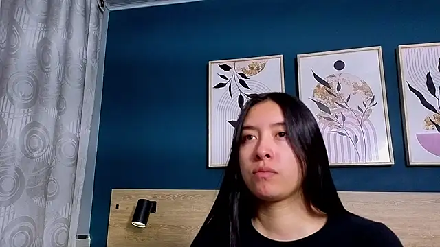 Snapshot of SarahMiler_ chatting on December 5, 2025, 7:43 pm SarahMiler online show from December 5, 2025, 7:43 pm
