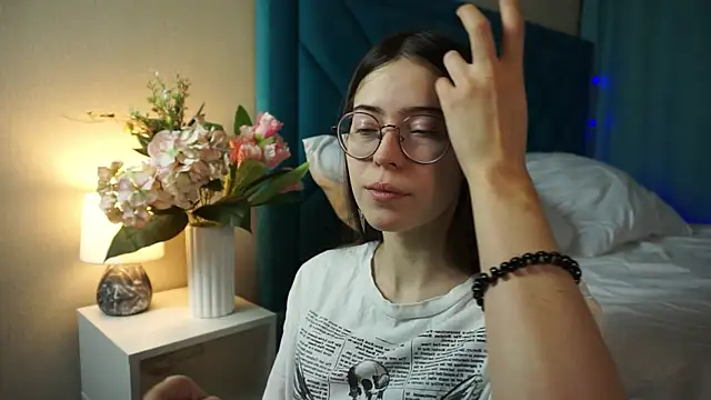 ywixos online show from January 13, 2026, 2:22 pm