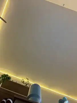 raynareign online show from March 18, 2026, 7:22 am