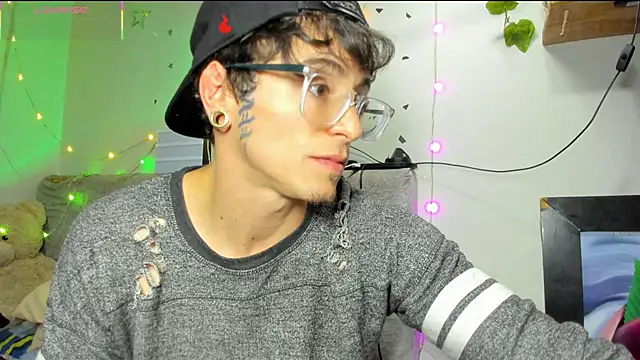 Snapshot of puepleholly chatting on February 3, 2026, 12:20 am puepleholly online show from February 3, 2026, 12:20 am