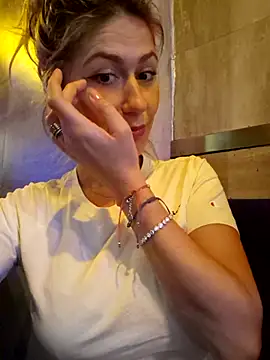 Snapshot of CelynaRoss chatting on January 18, 2026, 10:41 am CelynaRoss online show from January 18, 2026, 10:41 am