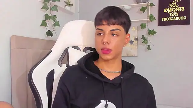 Snapshot of Thomas_wil chatting on November 13, 2025, 4:55 am Thomas wil online show from November 13, 2025, 4:55 am