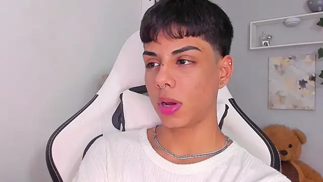 Snapshot of Thomas_wil chatting on November 14, 2025, 6:45 am Thomas wil online show from November 14, 2025, 6:45 am